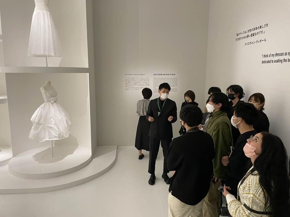 重松象平が空間デザインを担当した「クリスチャン・ディオール、 夢のクチュリエ」東京都現代美術館で開催中です – BeCAT 九州大学